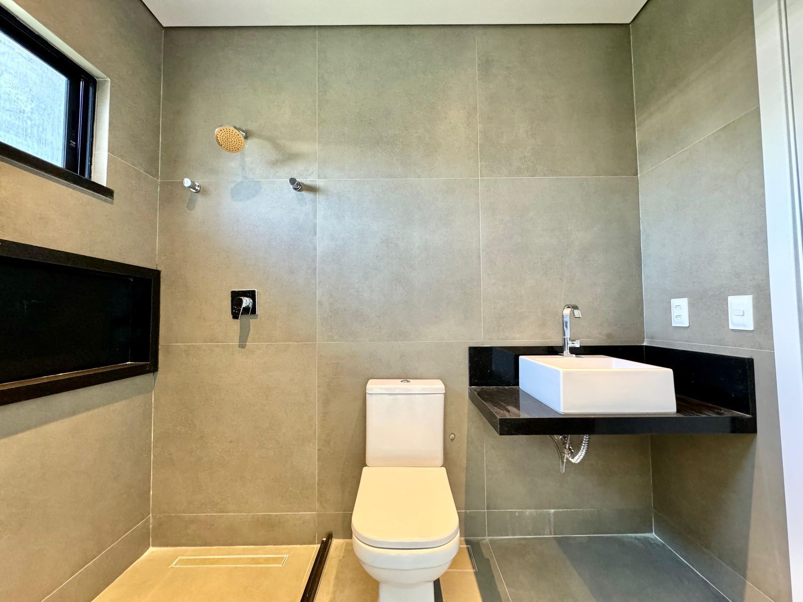 (ca8226) uma casa localizada no alphaville medindo 330m².