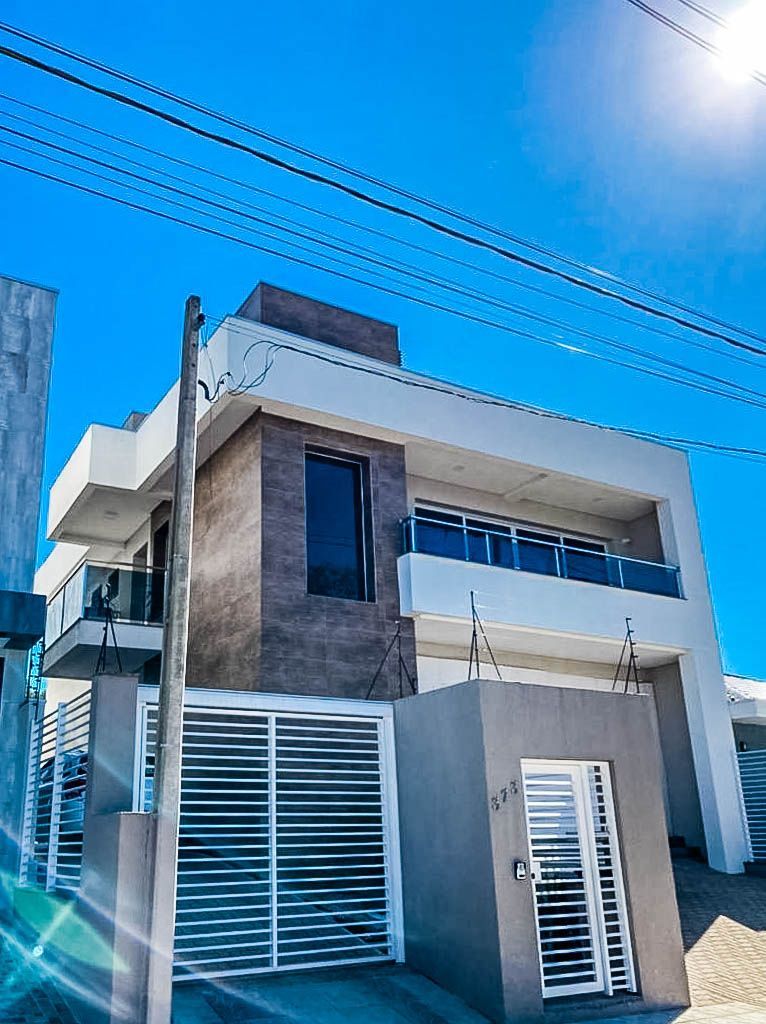 Casa à venda com 3 quartos, 236m² - Foto 1