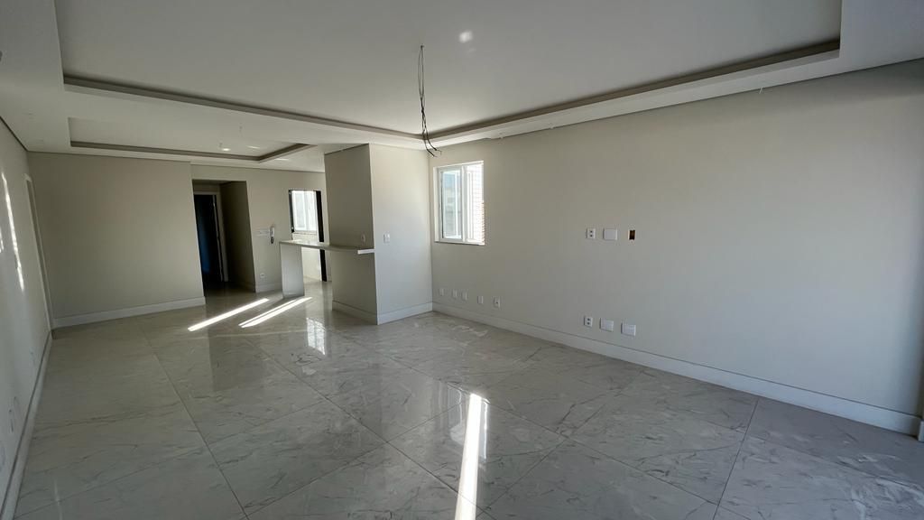 Apartamento à venda com 3 quartos, 150m² - Foto 2