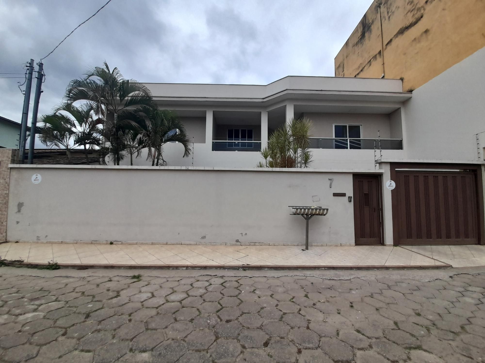 Casa à venda com 4 quartos, 325m² - Foto 1