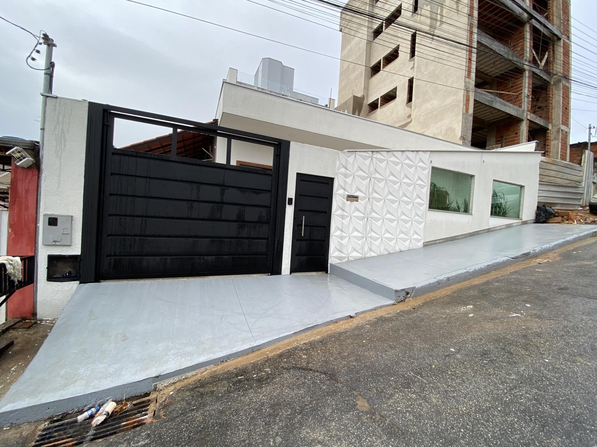 Casa à venda com 3 quartos, 252m² - Foto 1