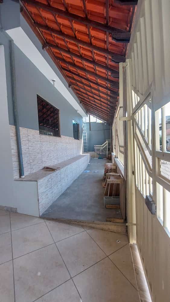 Casa à venda com 3 quartos, 240m² - Foto 2