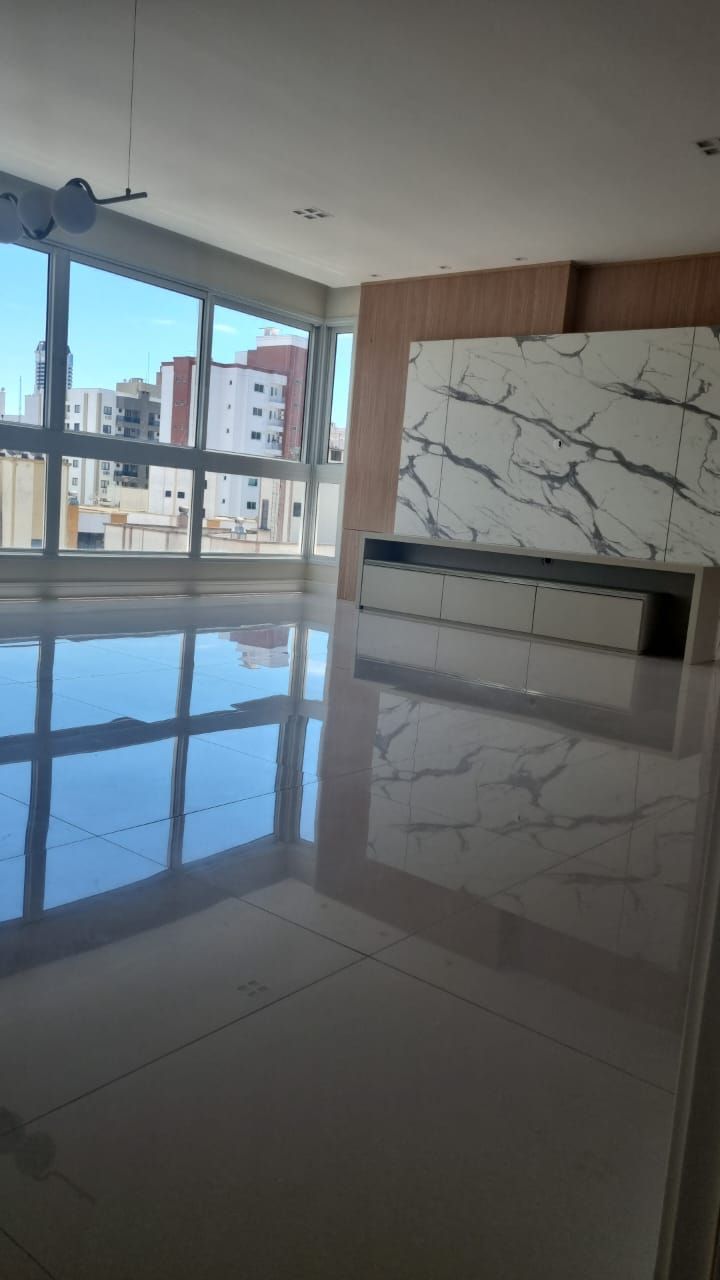 Apartamento para alugar com 4 quartos, 140m² - Foto 2
