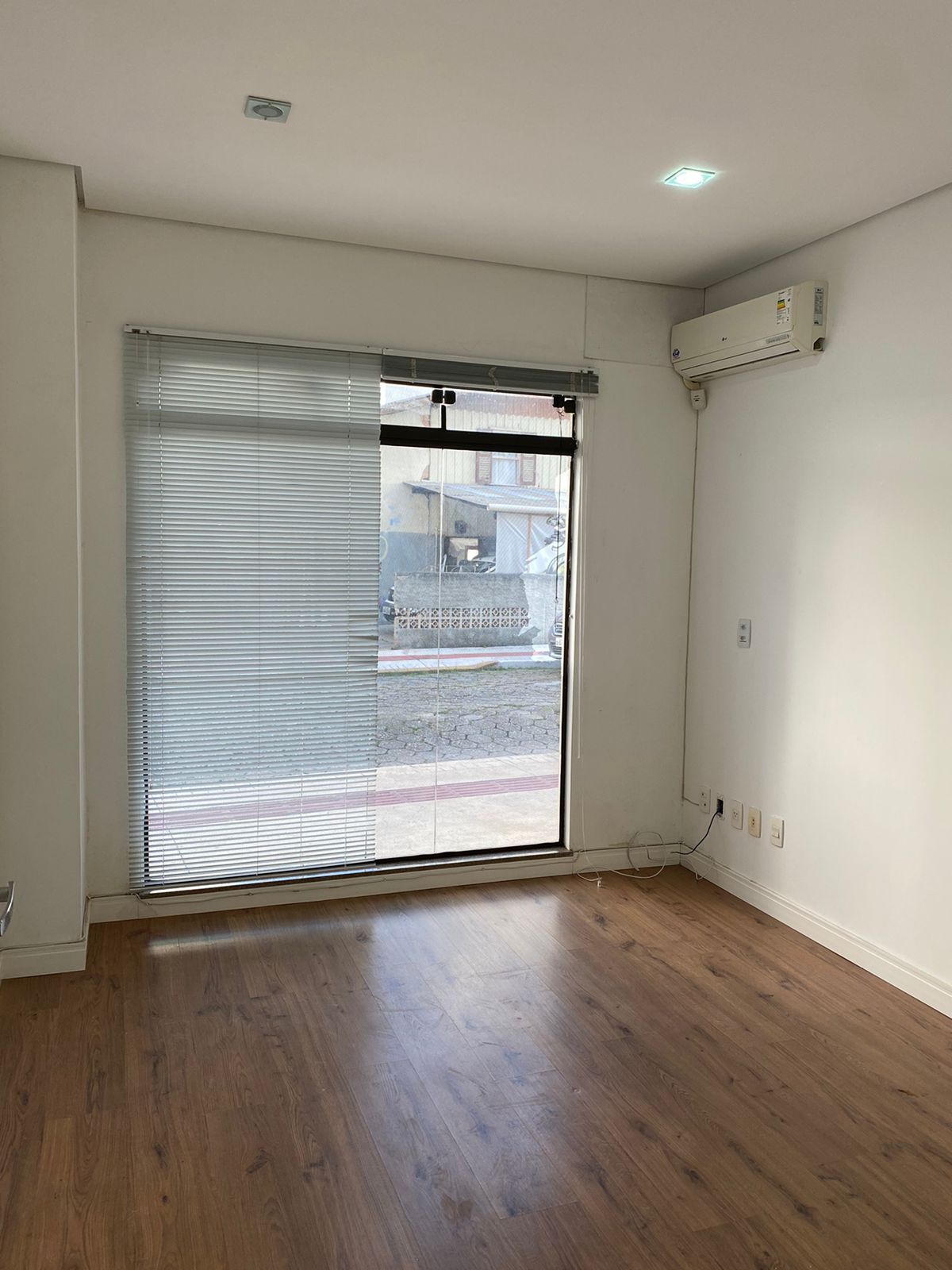 Conjunto Comercial-Sala para alugar com 4 quartos, 84m² - Foto 2