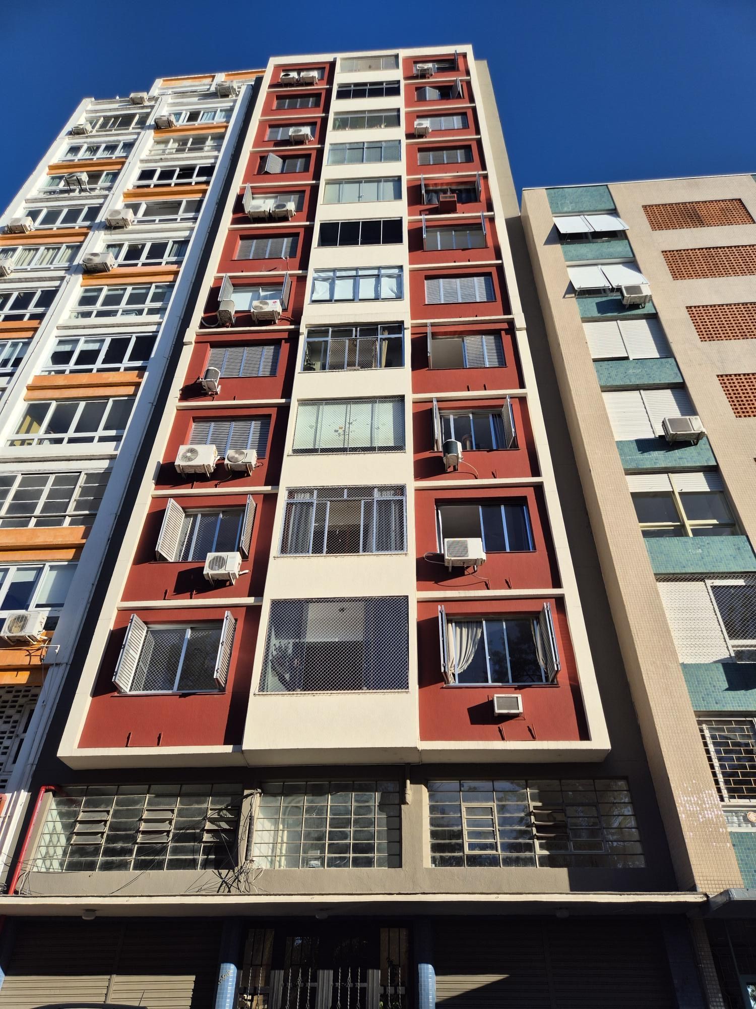 Imóvel desocupado, próximo ao gasômetro