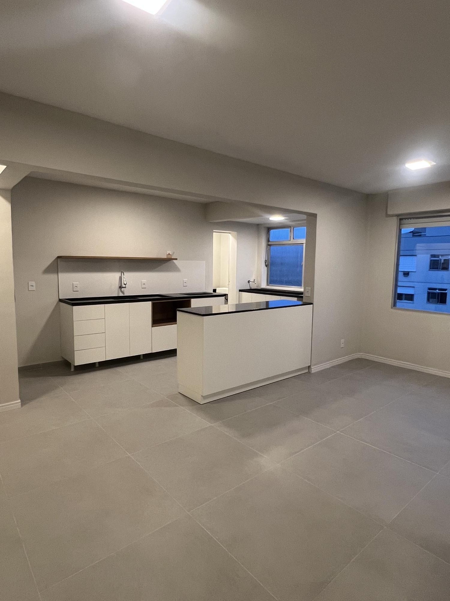 Apartamento reformado no bairro Tristeza com infraestrutura completa.