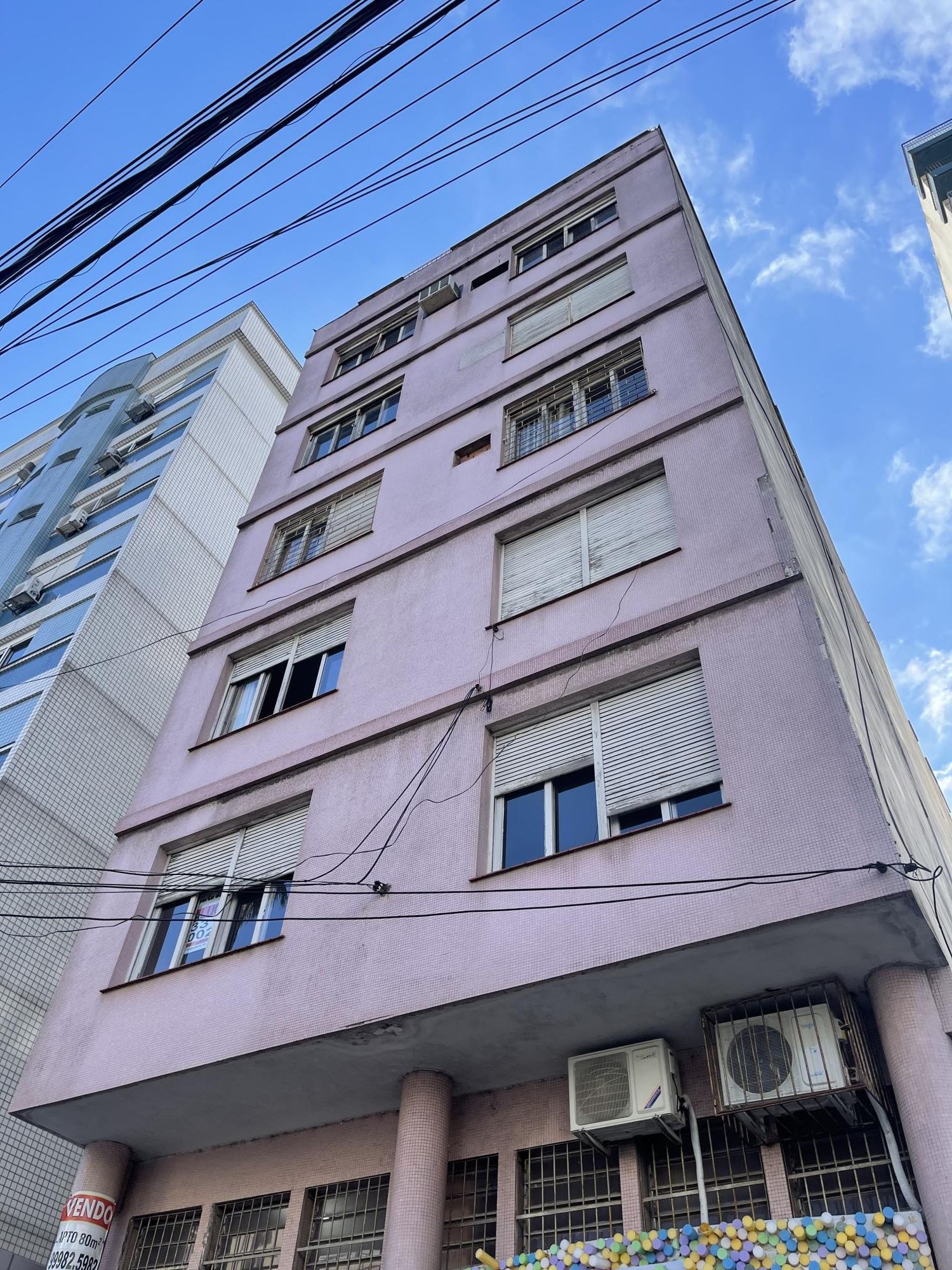 Apartamento 2 dormitórios térreo na Avenida Independência