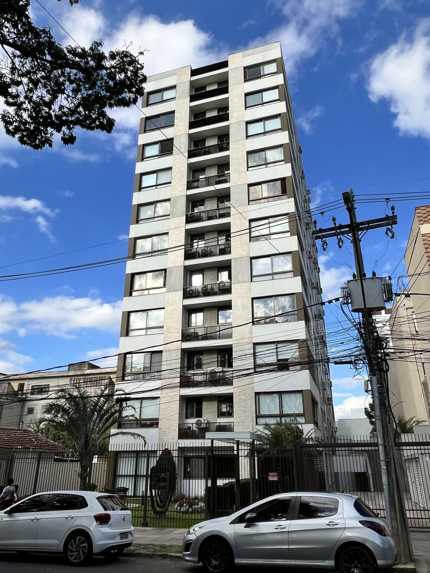 Apartamento de 3 quartos, suíte e 2 vagas de garagem no bairro Menino Deus POA