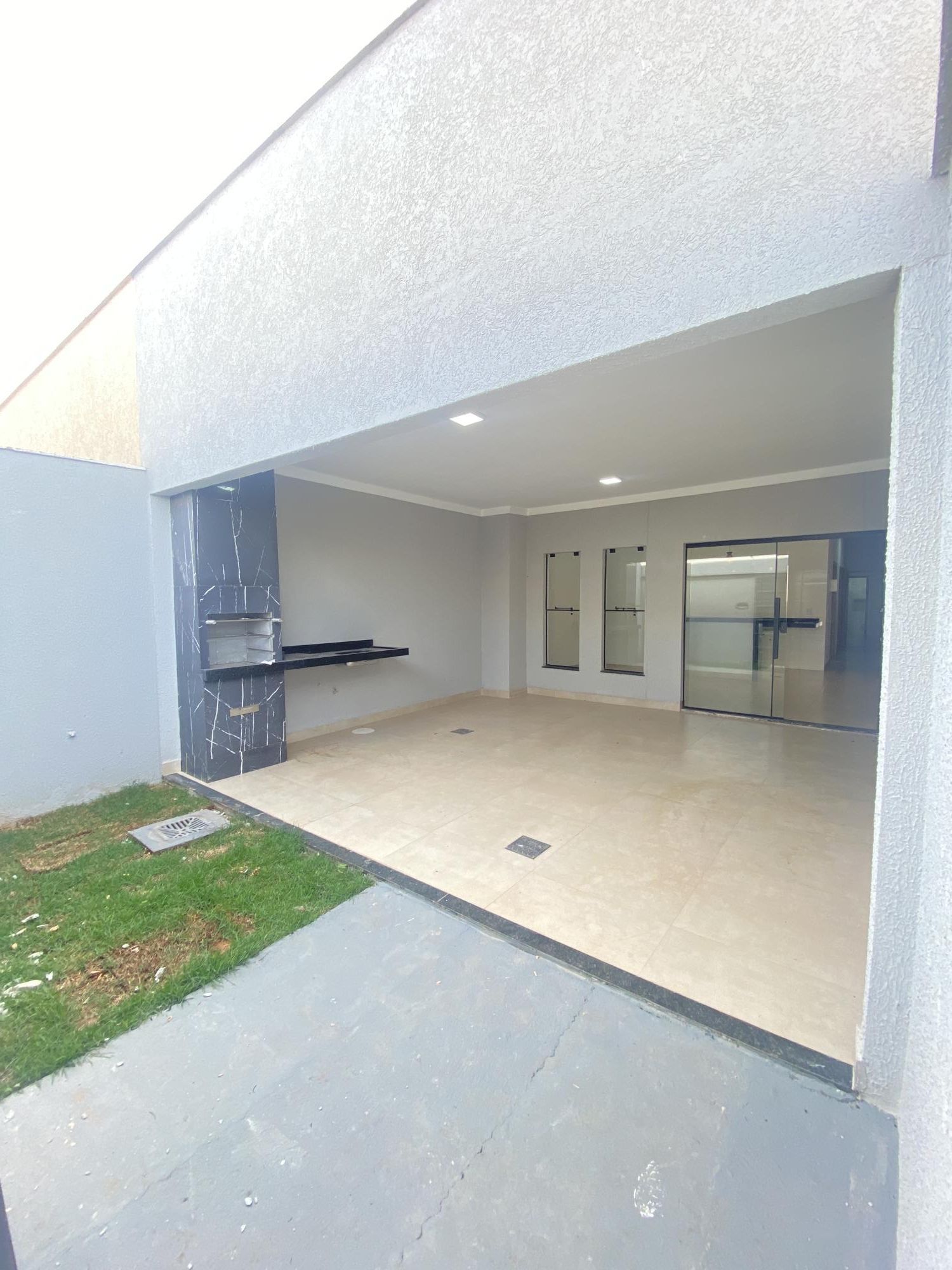 Casa à venda com 3 quartos, 93m² - Foto 1